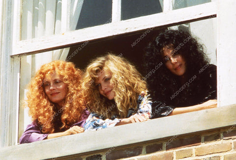 Cher Susan Sarandon Michelle Pfeiffer film The Witches of Eastwick 35m-13334