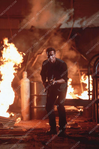 Arnold Schwarzenegger in action film Eraser 35m-13479