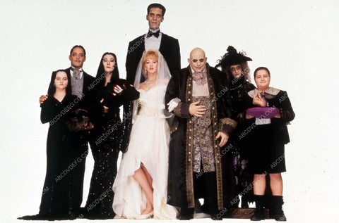 Anjelica Huston Raul Julia Christina Ricci film Addams Family Values 35m-13558-2