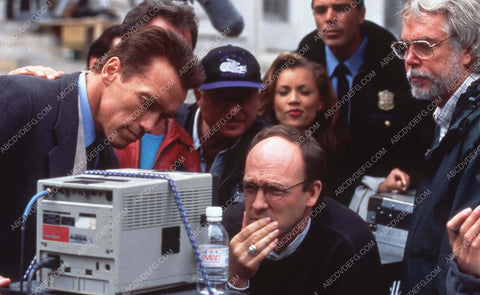Arnold Schwarzenegger director Brian Levant on set film Jingle All the Way 35m-13609