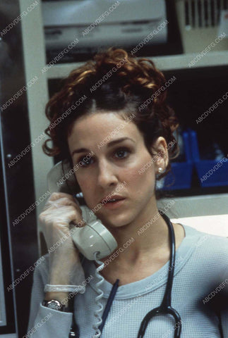 Sarah Jessica Parker on the telephone film Extreme Measures 35m-13691
