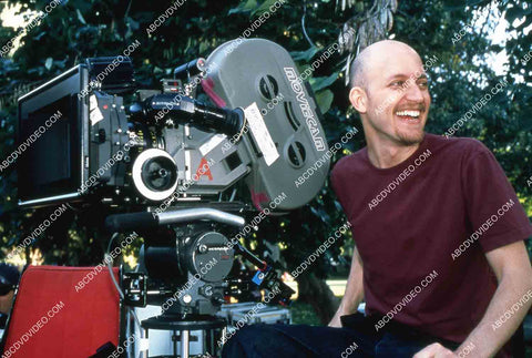 director Charles Herman-Wurmfeld on set film Kissing Jessica Stein 35m-16085