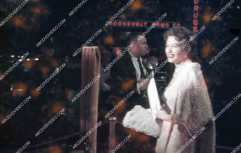 Yvonne De Carlo atends film premiere James Dean Giant 35m-16524