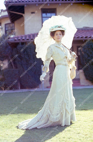 Barbara Parkins in the sunshine w parasol 35m-16771