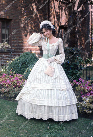 Barbara Parkins out in the garden 35m-16772