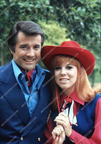 Lyle Waggoner Vicki Lawrence spend a day in the park 35m-16893