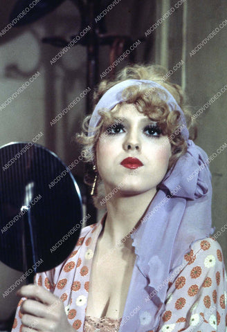 Bernadette Peters does quick makeup check 35m-16917