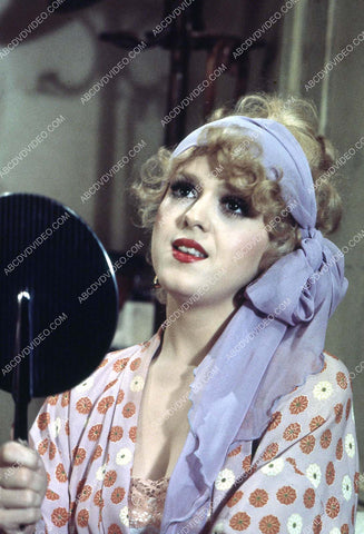 Bernadette Peters does quick makeup check 35m-16918