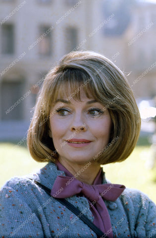 beautiful Joanne Dru in the outdoors portrait 35m-3007