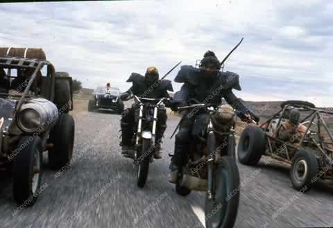 bad guys on motorcycles and hot rods chasing good guys film The Road Warrior 35m-3230