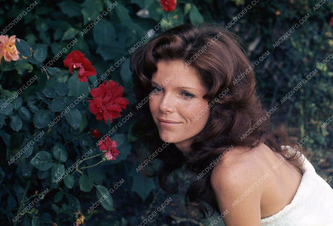 beautiful Samantha Eggar out among the flowers 35m-3875