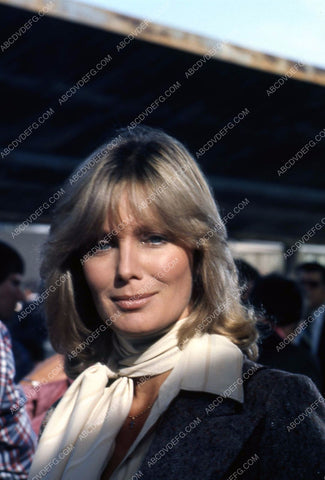 candid Linda Evans out somewhere 35m-3901