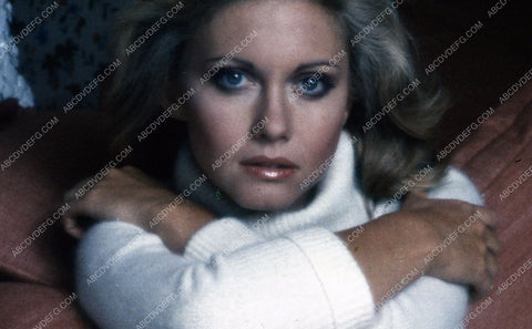 beautiful Olivia Newton-John portrait 35m-5389