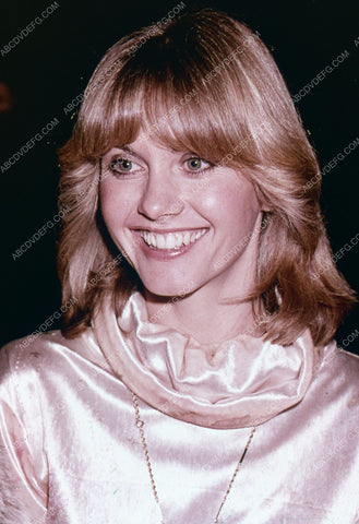 candid Olivia Newton-John 35m-5411