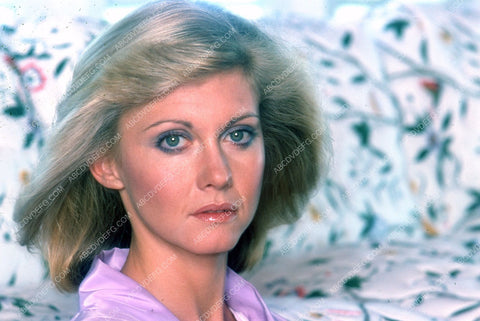 beautiful Olivia Newton-John portrait 35m-5427