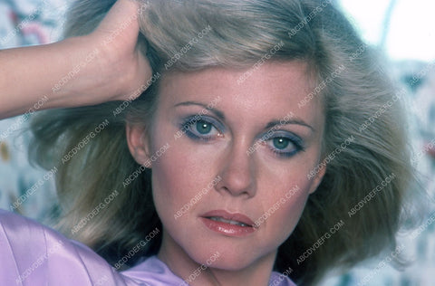 beautiful Olivia Newton-John portrait 35m-5428