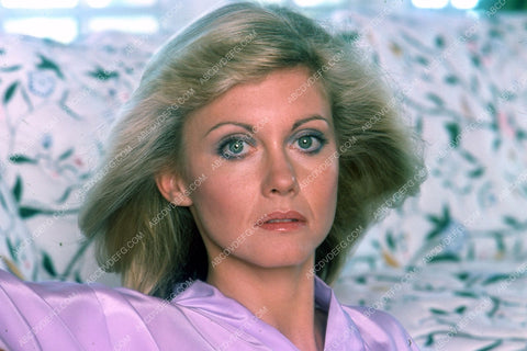 beautiful Olivia Newton-John portrait 35m-5431
