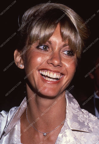 candid Olivia Newton-John pic 35m-5435