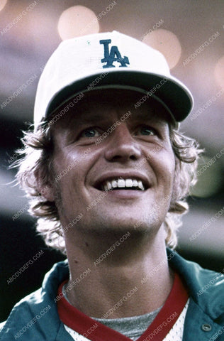 candid David Soul in his LA Dodgers baseball cap 35m-5677