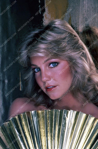 beautiful Heather Locklear with a hand fan 35m-5682