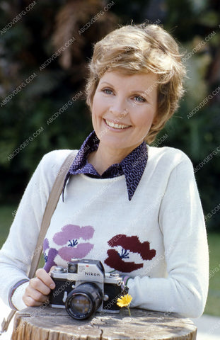 Marlyn Mason w her Nikon camera outdoors portrait 35m-7893