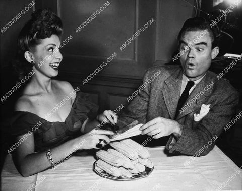 great candid Helen Grayco Spike Jones enjoy big plate of corn on the cob 3644-03