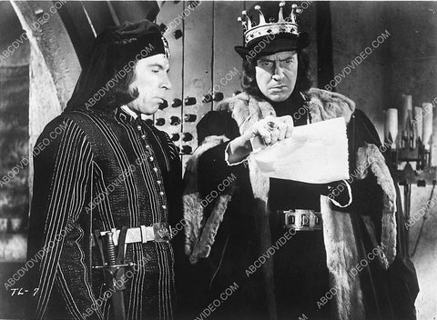 Vincent Price doesn't like the news film The Tower of London 3797-18