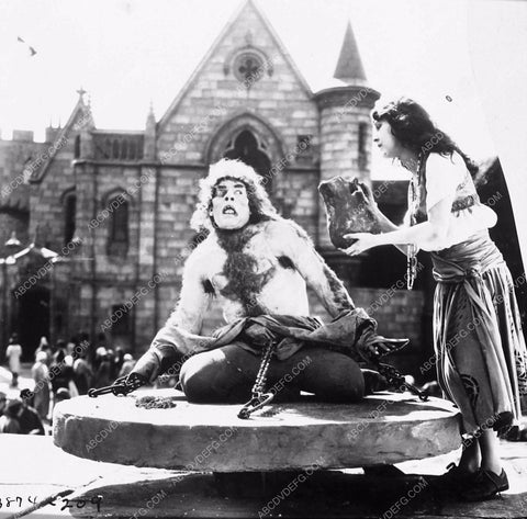 Lon Chaney Sr. Patsy Ruth Miller silent horror Hunchback of Notre Dame 3926-09