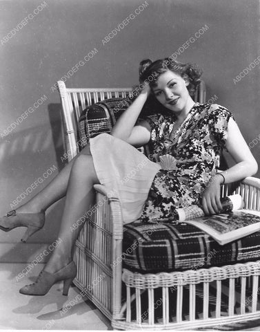 casual Veda Ann Borg reading a magazine 4055-13