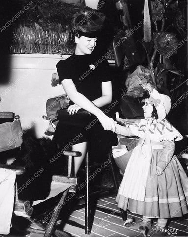 candid Myrna Loy and a Wizard of Oz Munchkin I think 4055-19