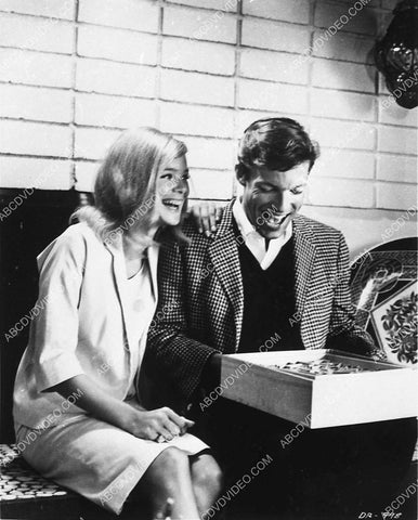 candid Linda Evans Richard Chamberlain play that balance ball maze game TV Dr Kildare 4182-01