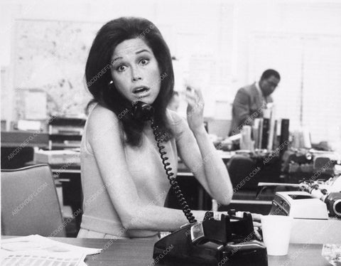 Mary Tyler Moore on the telephone TV The Mary Tyler Moore Show 4335-23