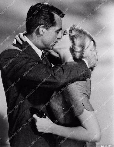 Cary Grant Eva Marie Saint with gun kissing portrait North by Northwest 4411-24