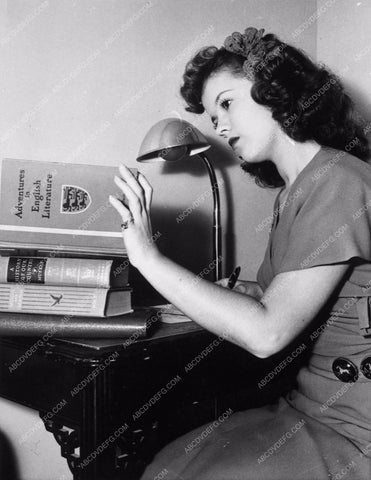 candid Shirley Temple and her English literature books 4439-06