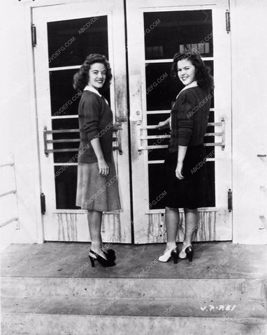 candid Shirley Temple and her stand in 4439-14
