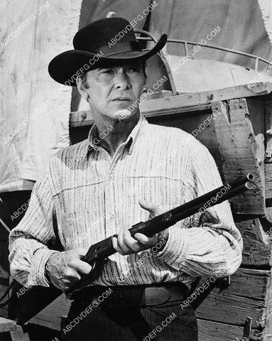 Barry Sullivan w his rifle TV The Road West 4447-30