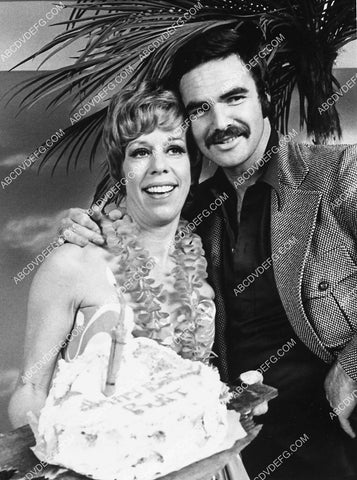 Carol Burnett gives Burt Reynolds a birthday cake 4464-04