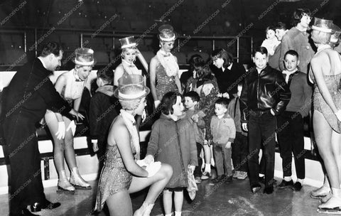 candid Marilyn Monroe and cast behind the scenes 4544-29