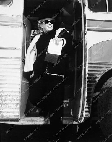 news photo candid Marilyn Monroe exiting a bus 4544-35