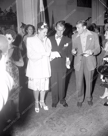 Alan Ladd signing autographs at premier film Night and Day 45bx01-76