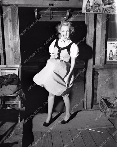 Hollywood Canteen Club Elyse Knox and movie stars helping out 45bx02-03