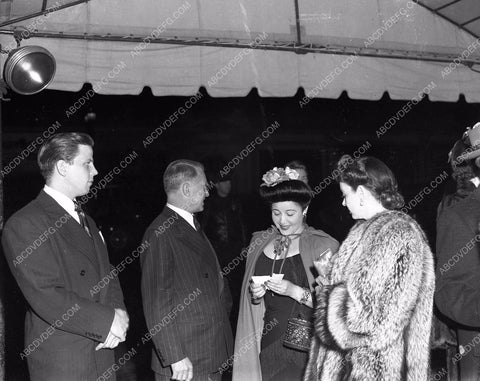 Hollywood Canteen Club and movie stars helping out 45bx02-06