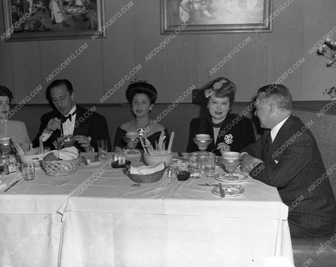 Hollywood Canteen Club and movie stars helping out 45bx02-08