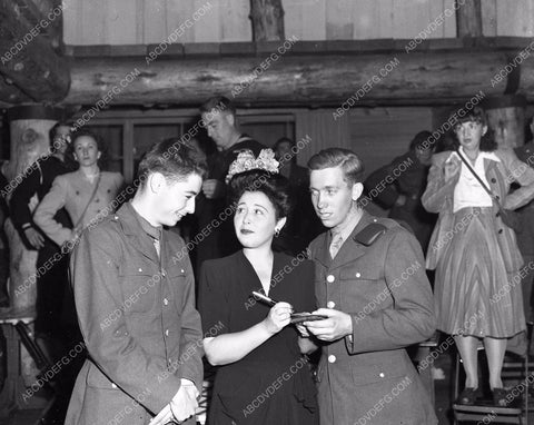 Hollywood Canteen Club and movie stars helping out 45bx02-12