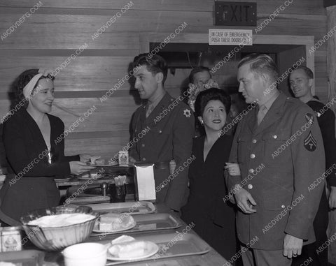 Hollywood Canteen Club and movie stars helping out 45bx02-13