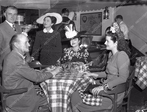 Hollywood Canteen Club Dorothy Lamour and movie stars helping out 45bx02-14