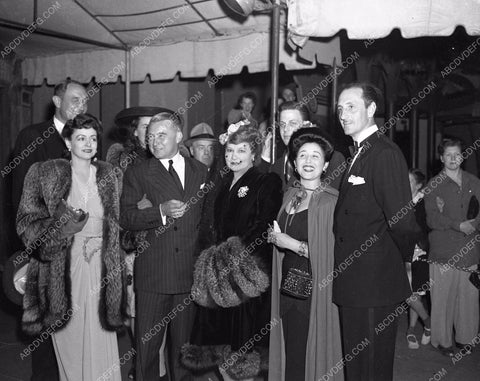 Hollywood Canteen Club and movie stars helping out 45bx02-16