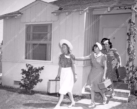 Universal Studios stunt girls having fun between takes 45bx02-25
