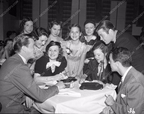 Movie Stars signing autographs 45bx03-07