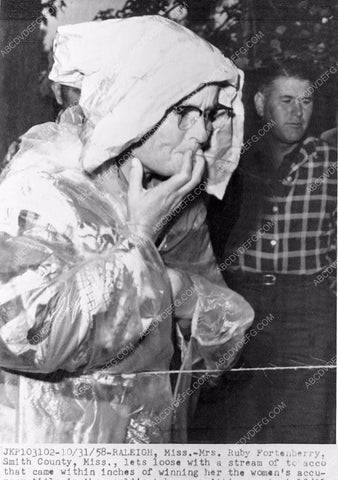 news photo old lady Ruby Fortenberry spits tobacco with the beast of em 45bx03-102